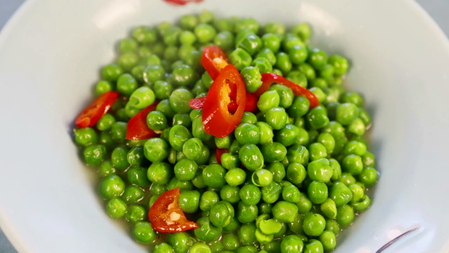 香甜可口的清炒豌豆烹饪过程