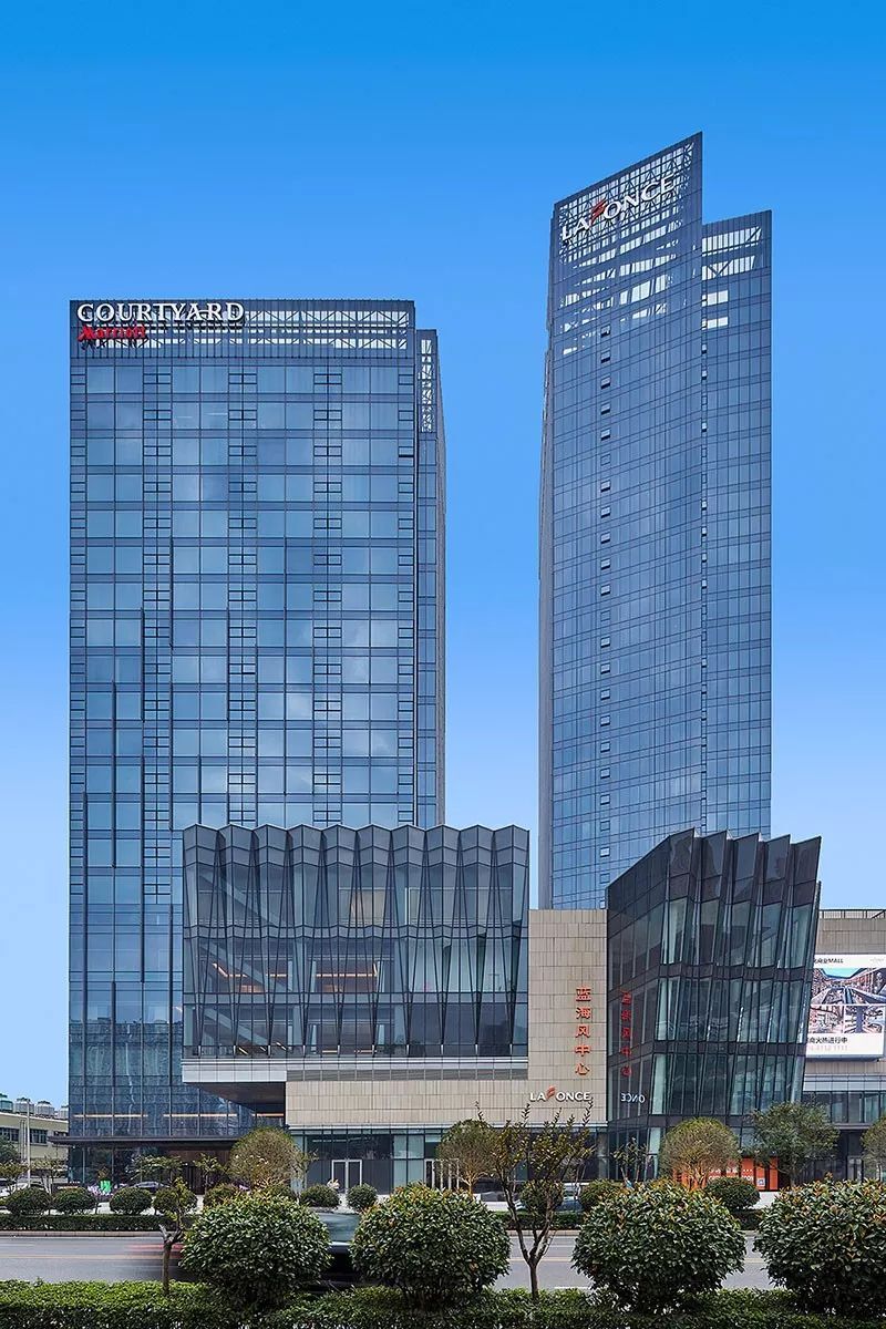 她是张春玲,曾经是西安王子饭店的董事长.