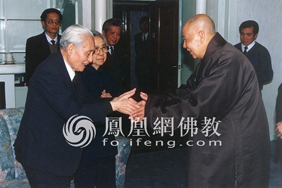 图为1997年4月,赵朴初居士与妙善法师交流.(图片来源:慧海佛教资源库)
