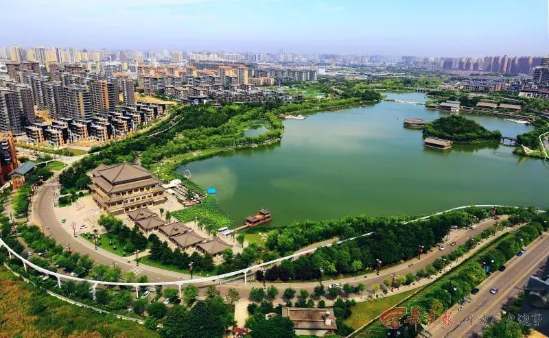 上兴建长乐宫,高祖七年(前200年)营建未央宫,同年国都由栎阳迁移至此