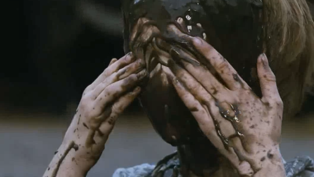 小镇的泥土拥有魔法,沾上就会失去五官,还会把人吞进肚子里