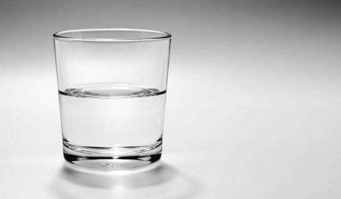 正如桌子上放着半杯水,乐观