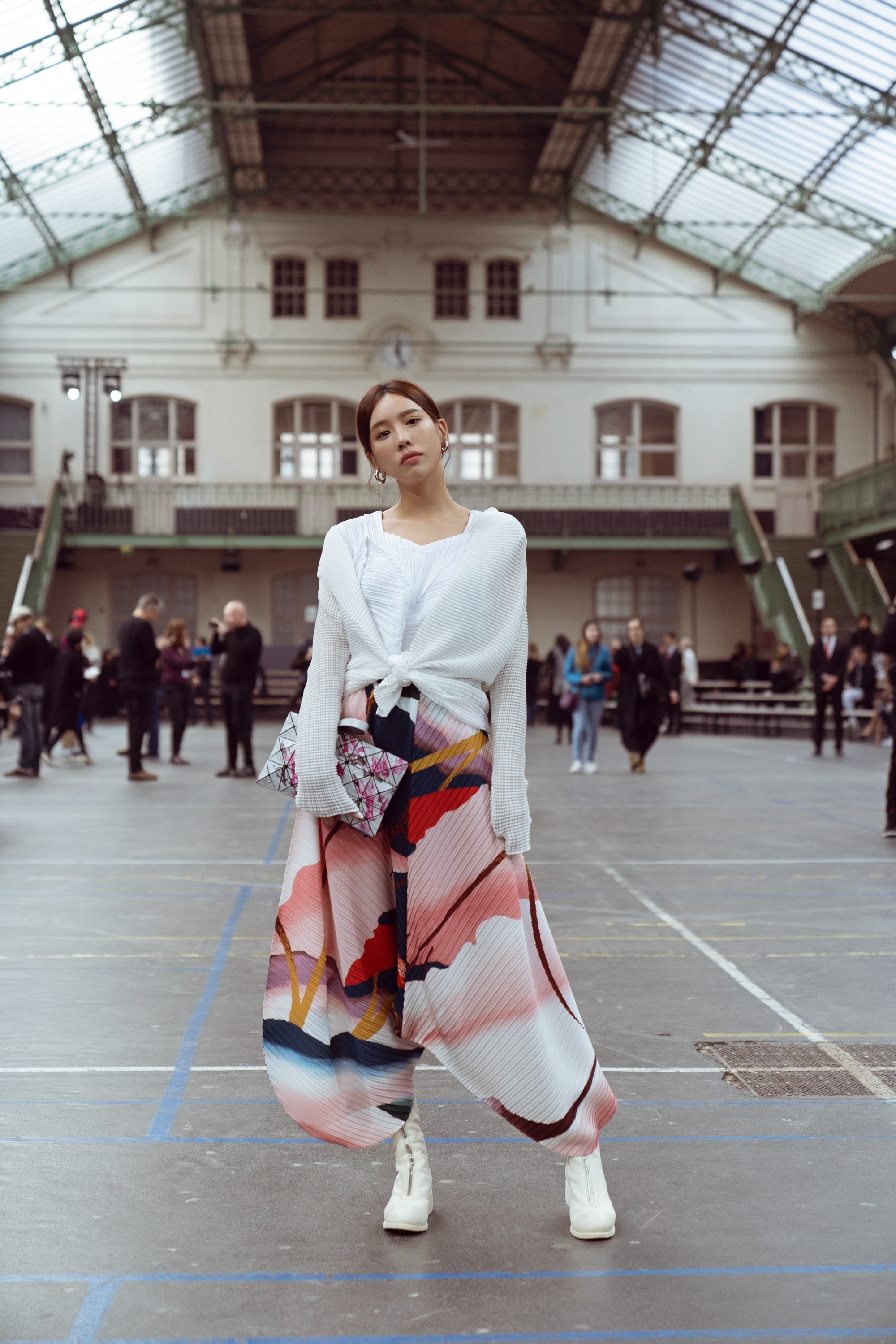 施予斐简单休闲搭现身秀场 个性时髦诠释时尚"真"态度