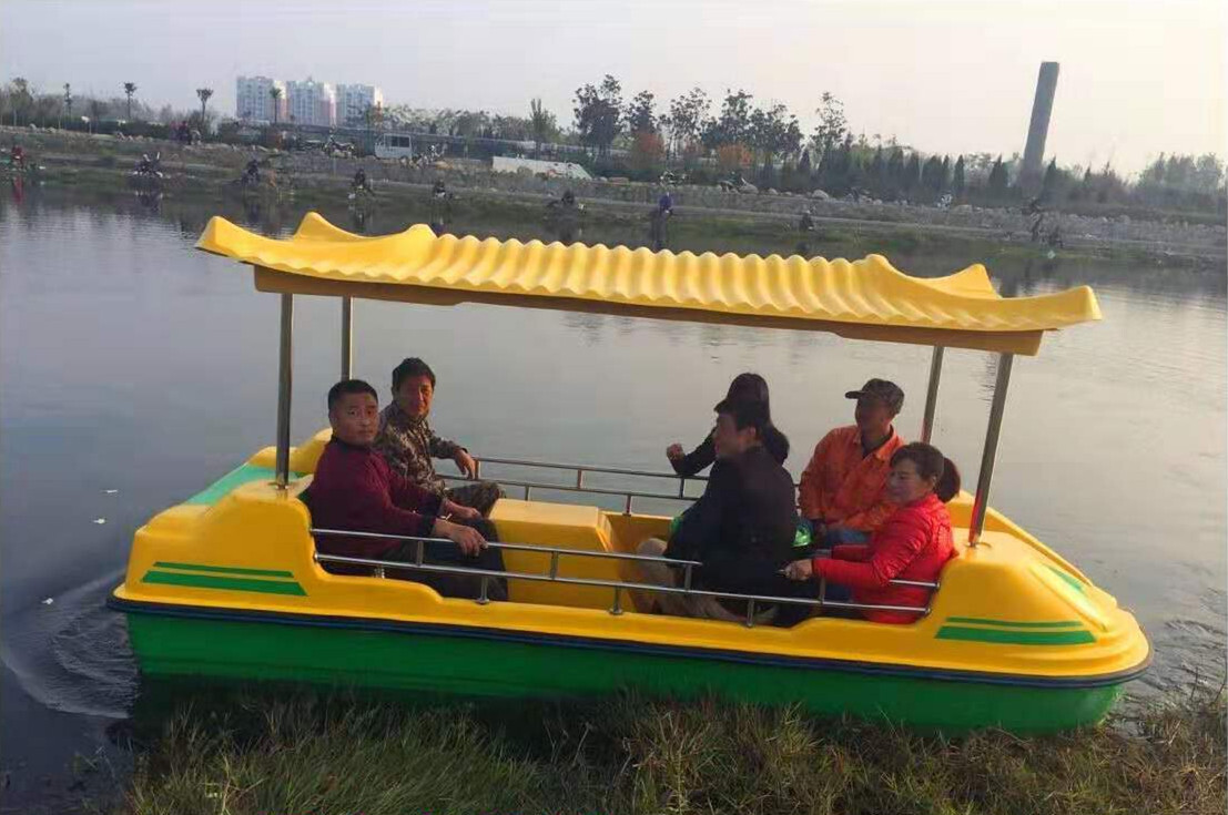 公园里面水天鹅脚踏船非常好玩__凤凰网