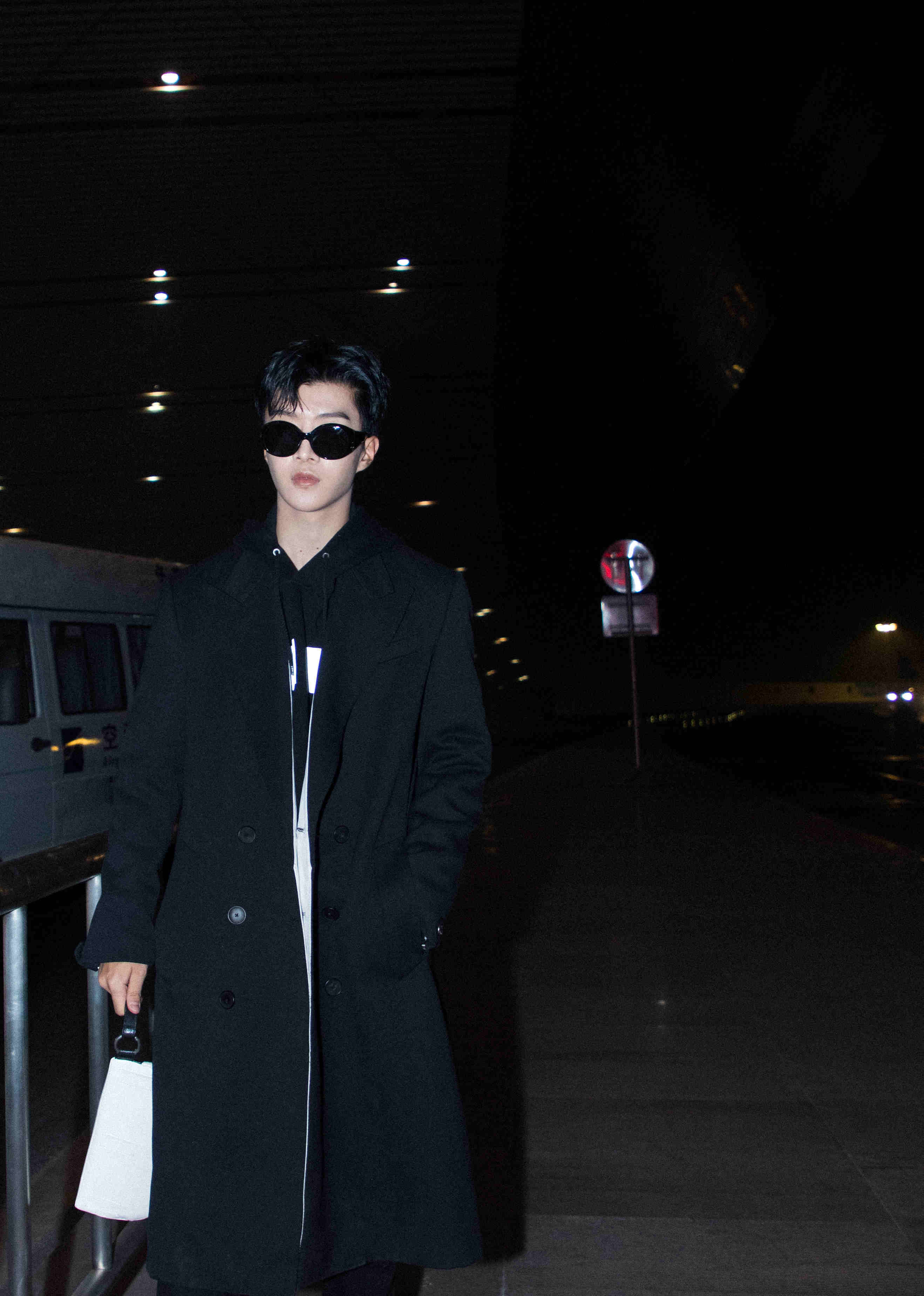 范丞丞首次启程巴黎时装周 少年绅士秀场造型引期待