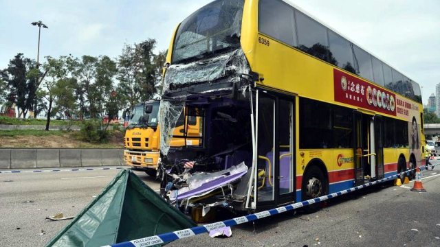巴士猛烈撞击货车车尾致2死多伤香港西九龙公路发生车祸