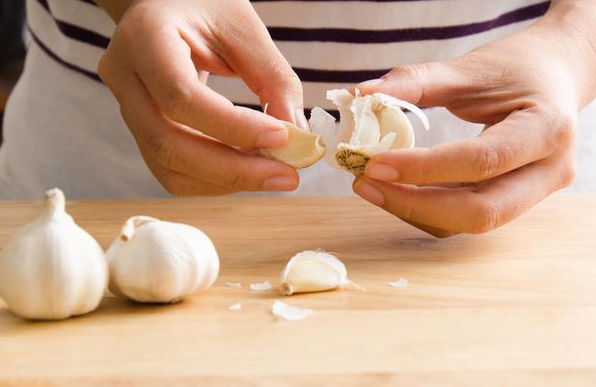 剥大蒜根本不用手,只要一个塑料袋,分分钟能剥一堆,方便快捷!__凤凰网