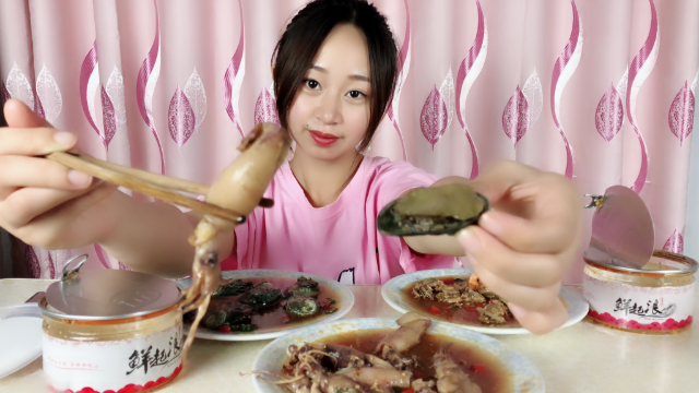 妹子试吃秘制鲍鱼海鲜第一次吃鲍鱼我看着都流口水了