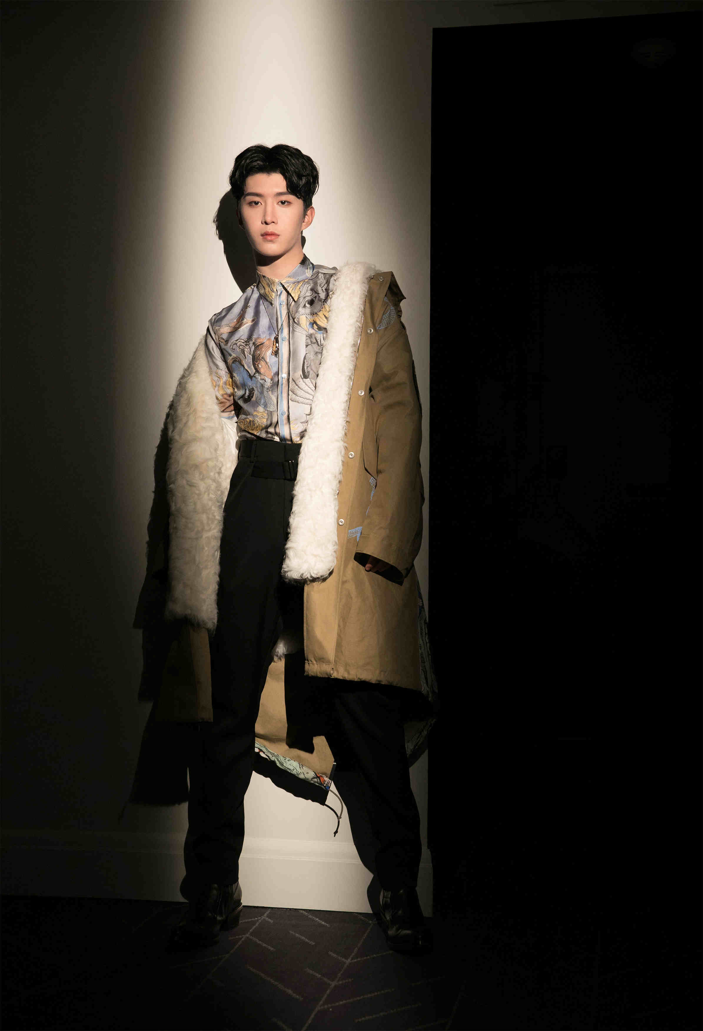 范丞丞应邀亮相纪梵希大秀 印花造型尽显酷盖青春本色