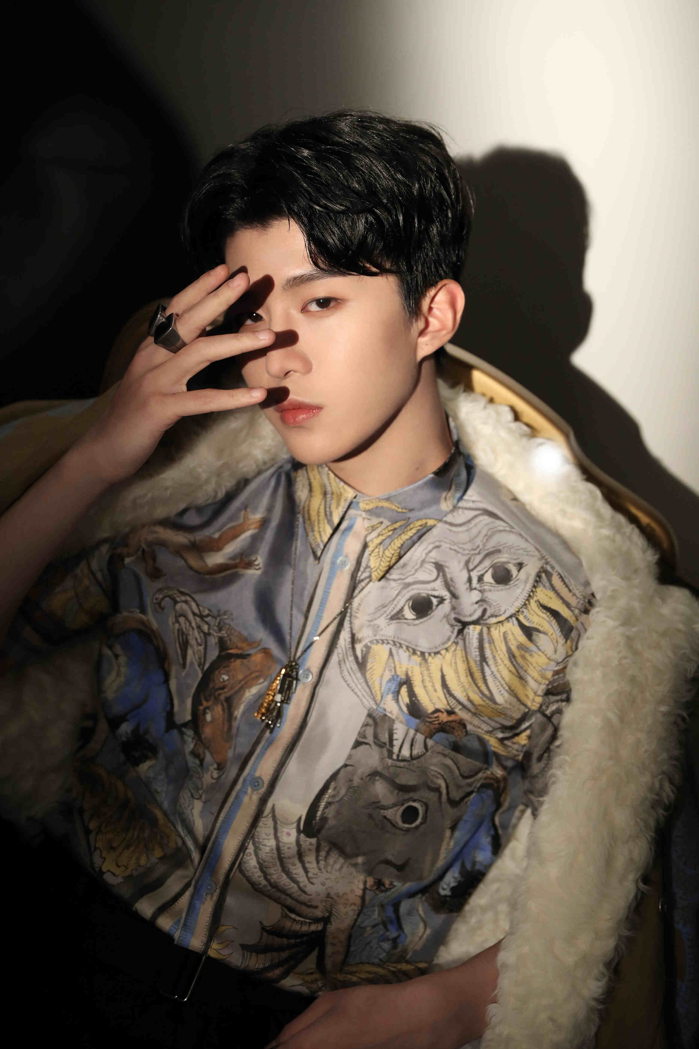 范丞丞应邀亮相纪梵希大秀 印花造型尽显酷盖青春本色