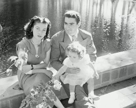 埃及最美公主,20岁戴上伊朗后冠,结婚六年因生不出王子被废掉