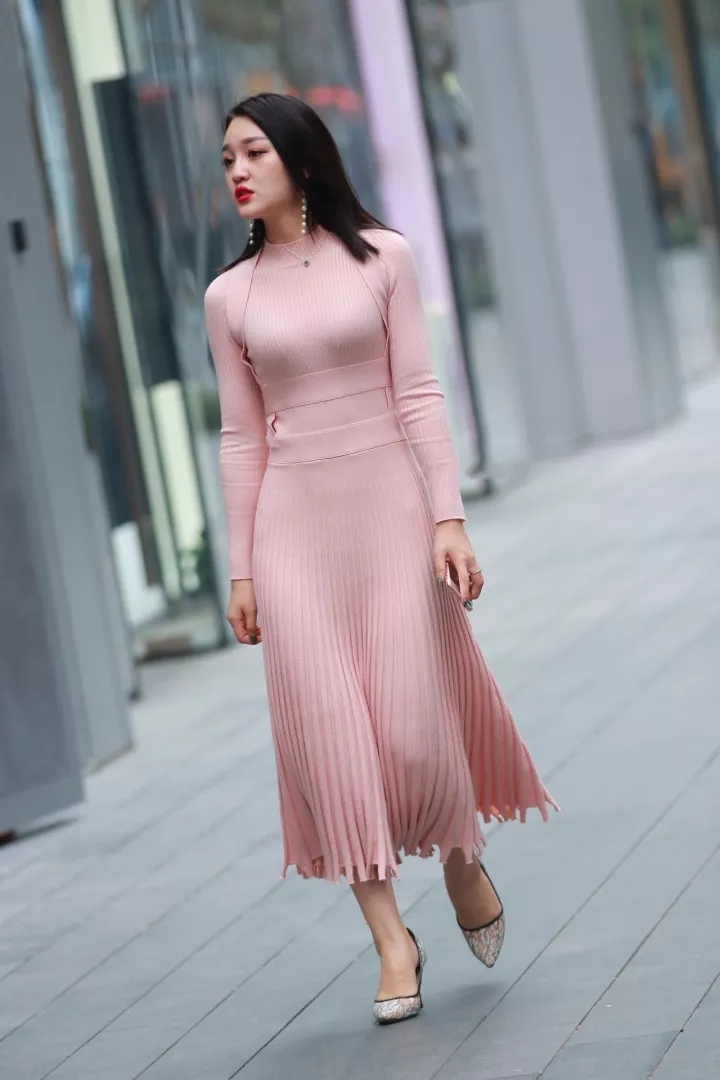 街拍:美艳丽人,粉色长裙美女
