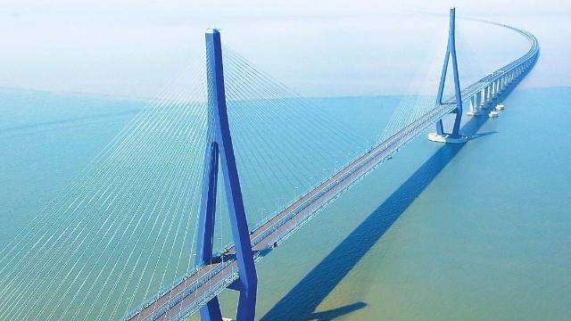 航拍中国杭州湾跨海大桥海底打下5000根钢桩