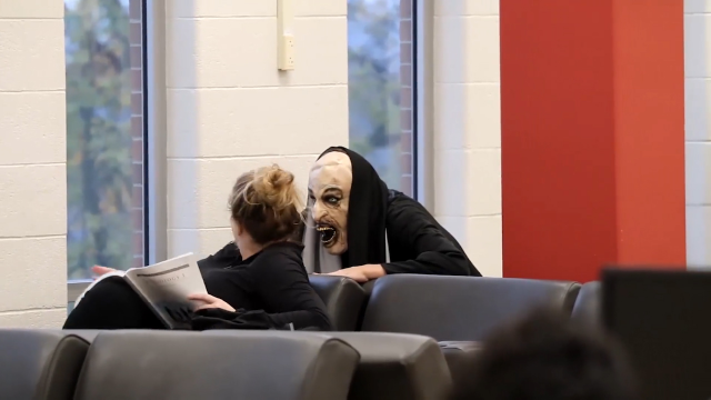 【恶作剧】老外图书馆扮鬼整蛊学习中的妹子,妹子吓得狂叫_凤凰网视频