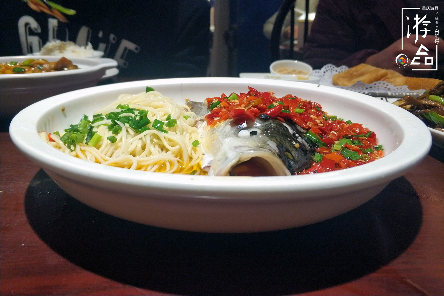 源自湖南的剁椒鱼头遇上了重庆的面条让山城人民也喜出望外