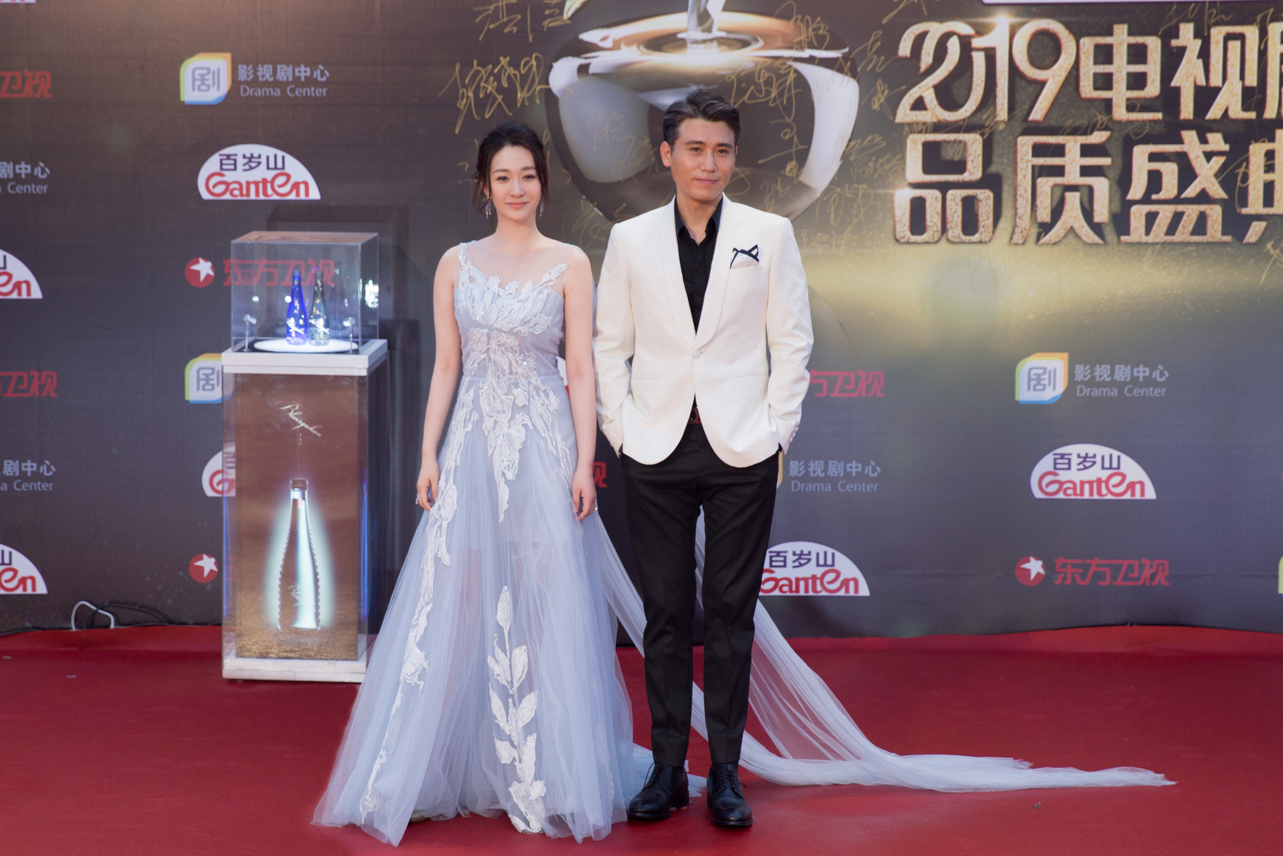 年电视剧品质盛典在上海举行,李小冉身穿浅蓝色纱裙礼服亮相颁奖典礼