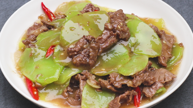 莴笋牛肉片的家常做法很下饭的一道菜