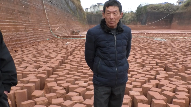 农村六旬大叔工作的地方地方特点红石场一块石头重90斤