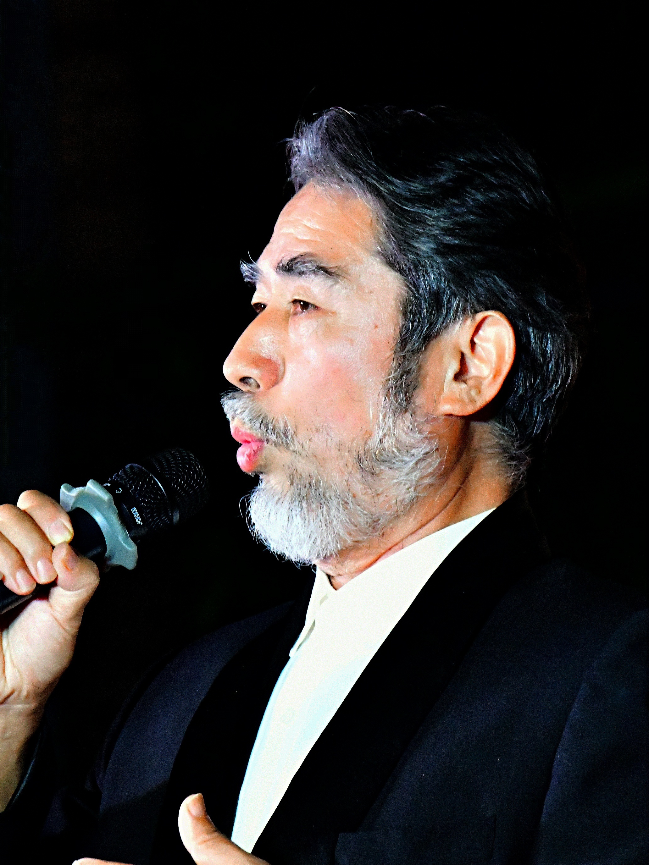 是中国音乐家协会大管协会副会长,北京现代艺术学校声乐教师,北京天主