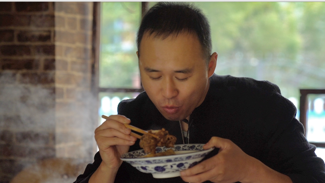 厨男王一刀:做饭几十年,从没见过这么大的公鸡,放锅里炖真好吃