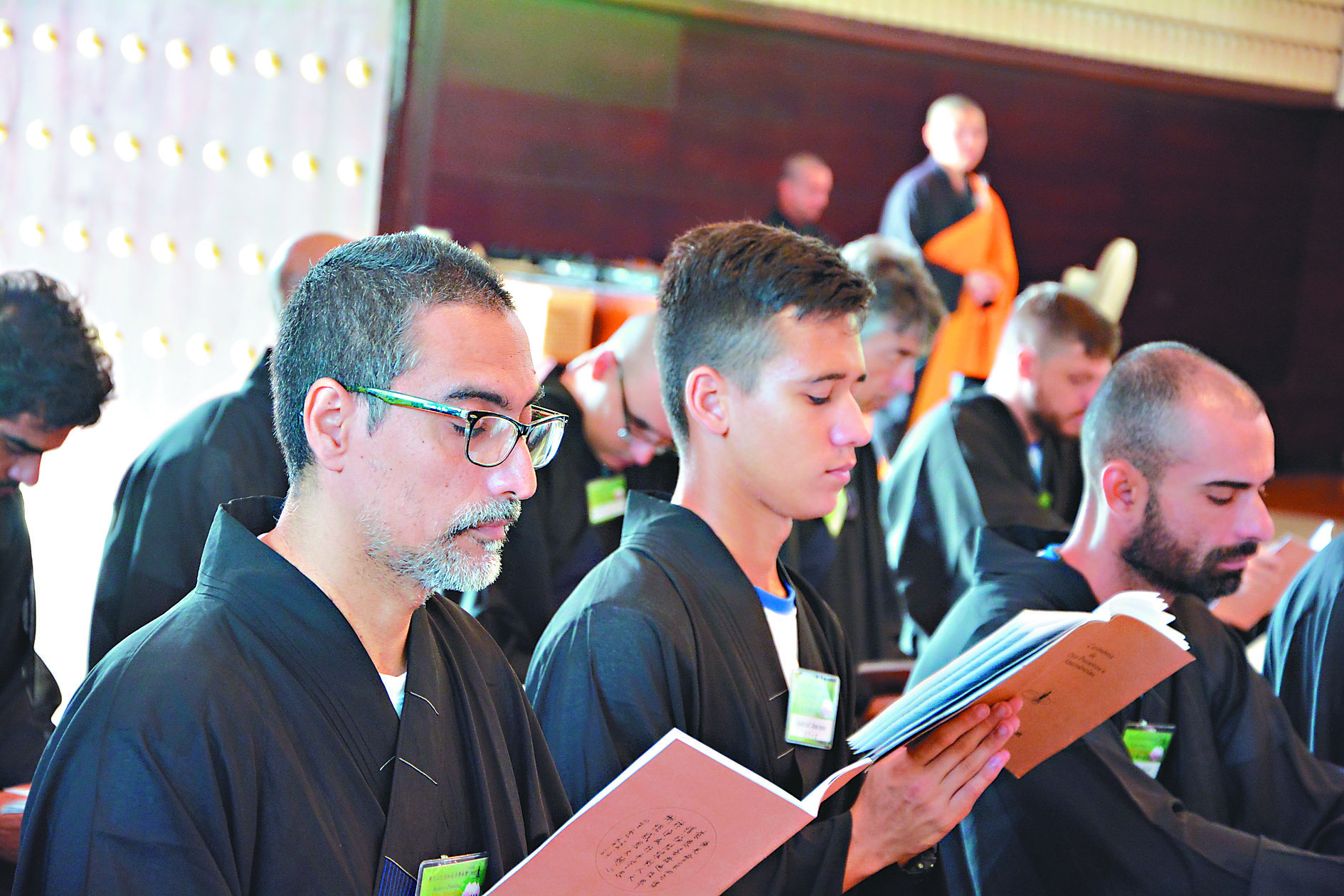 二日学员报到后,即进行威仪训练,第一堂课「佛教释疑」,监院妙佑法师