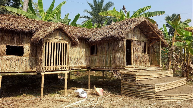 野外搭建迷你版茅草小屋看上去很不错你也可以尝试盖一个