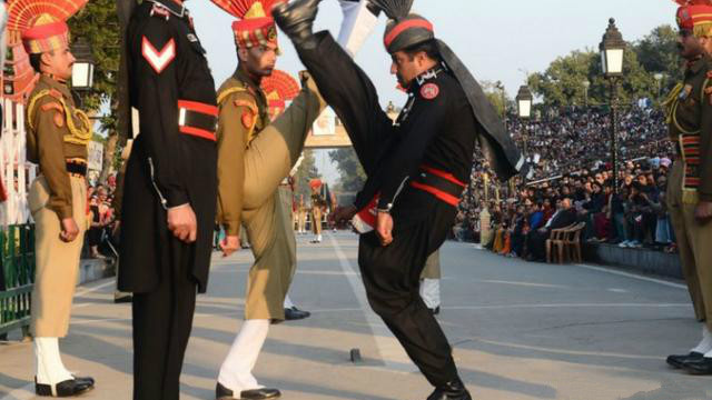 印巴边境上的另类"战斗":双方军人"斗舞",比谁踢得高