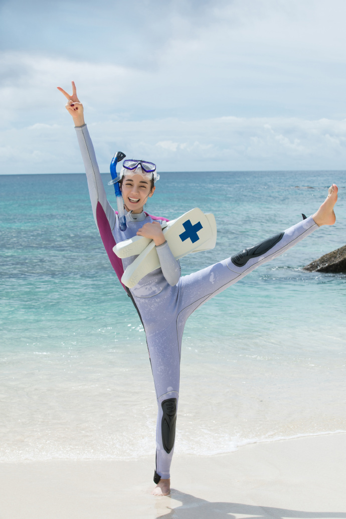 迪丽热巴沙滩潜水服俏皮写真,水中的美人鱼