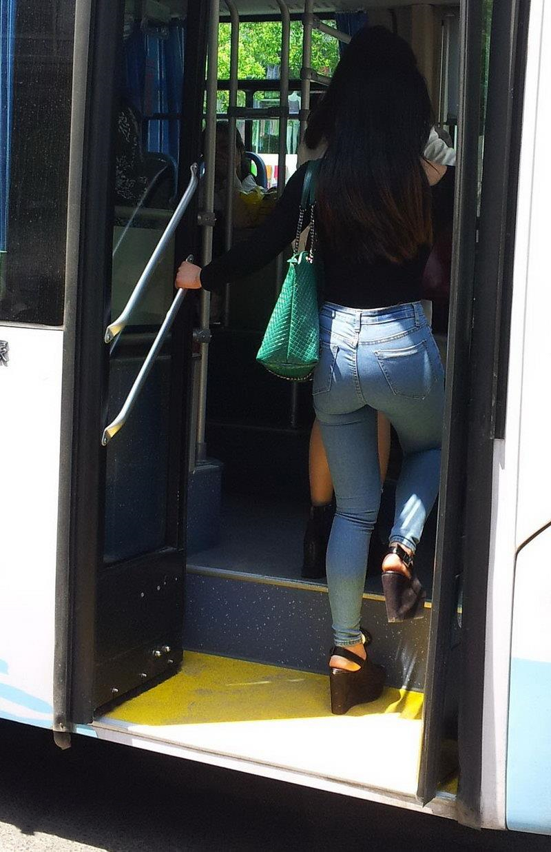 街拍:看一眼就会心动的紧身牛仔裤少妇