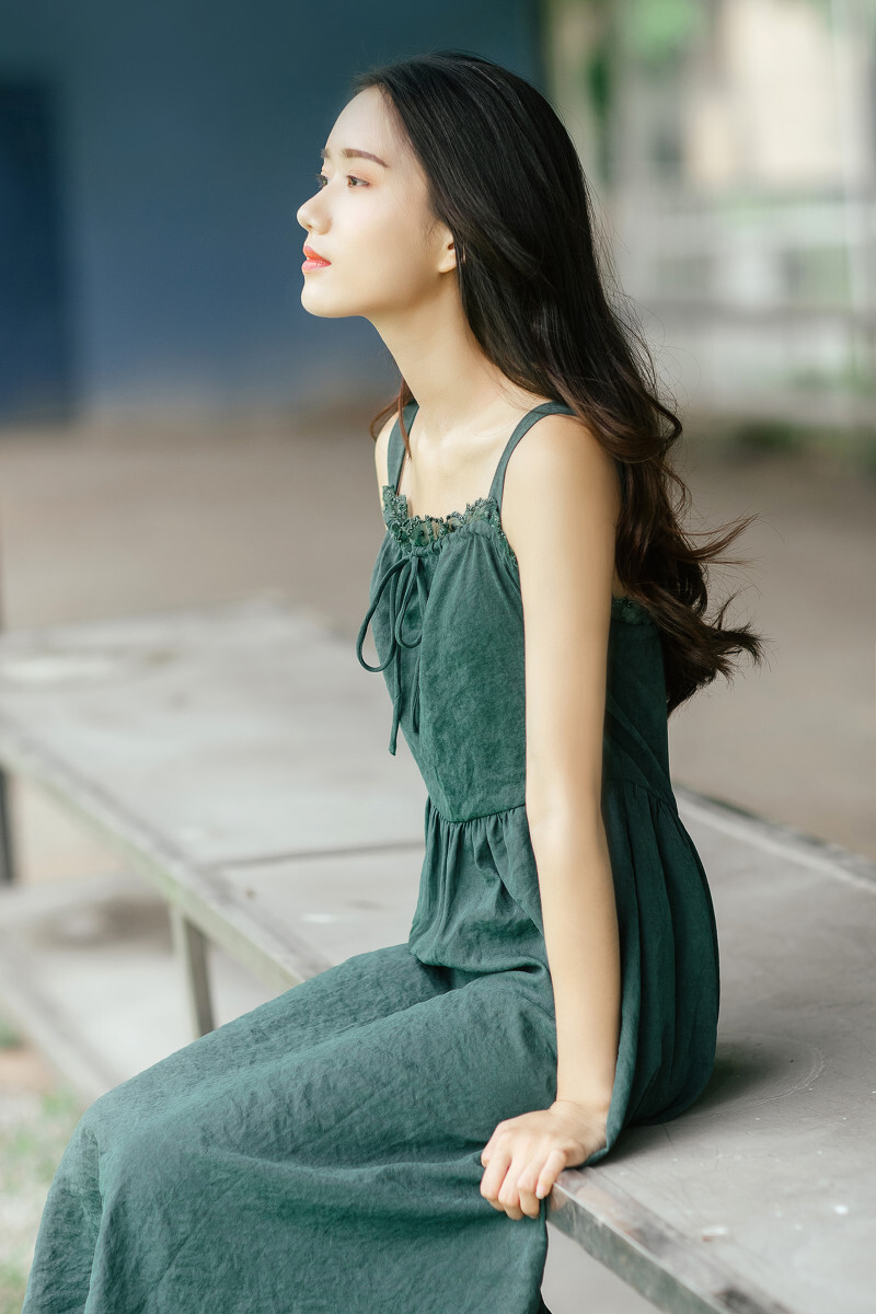 19岁清纯美女单薄连衣裙展好看人体艺术摄影