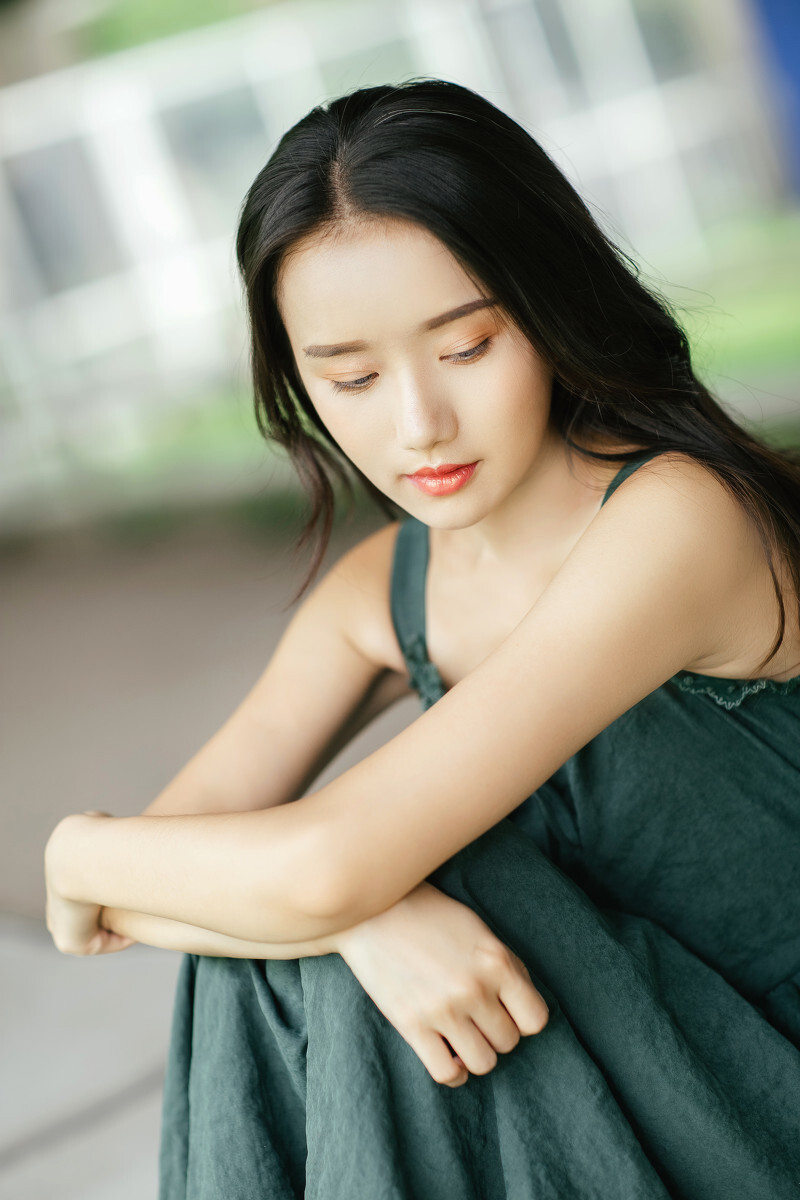 19岁清纯美女单薄连衣裙展好看人体艺术摄影