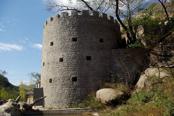 高首吉也是个爆破能手,也炸过敌人的炮楼,是一名勇敢的战士,他也是一