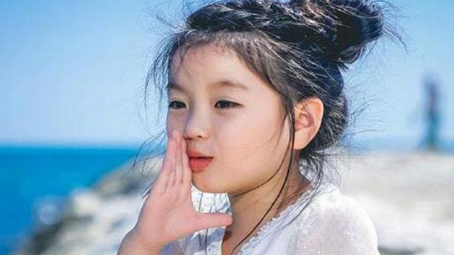 她4岁出道一下红了6岁的时候年赚百万可以养活一家人