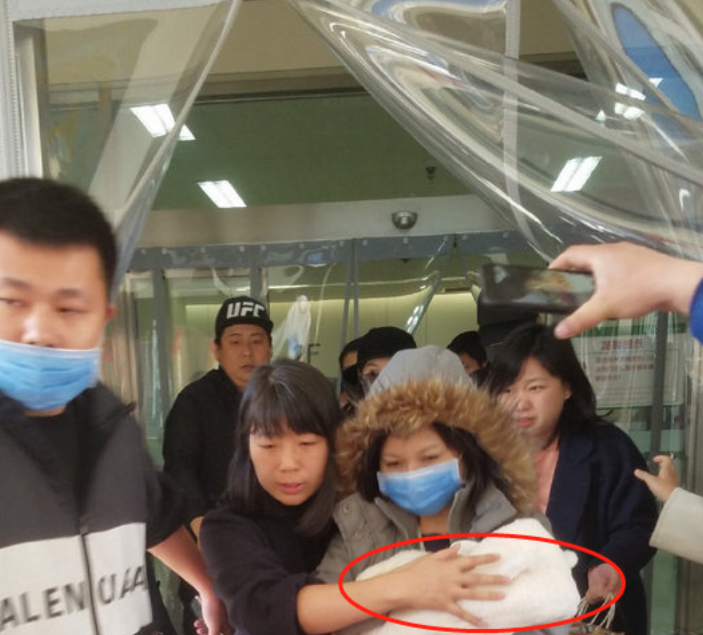赵丽颖产后第三天就出院,出院时全身黑色捂得严严实实