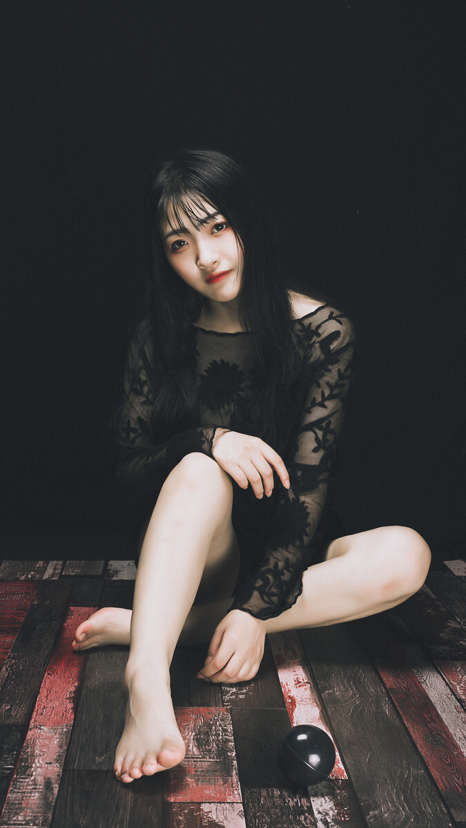 美女黑纱衣透明黑屋子里性感鬼魅写真