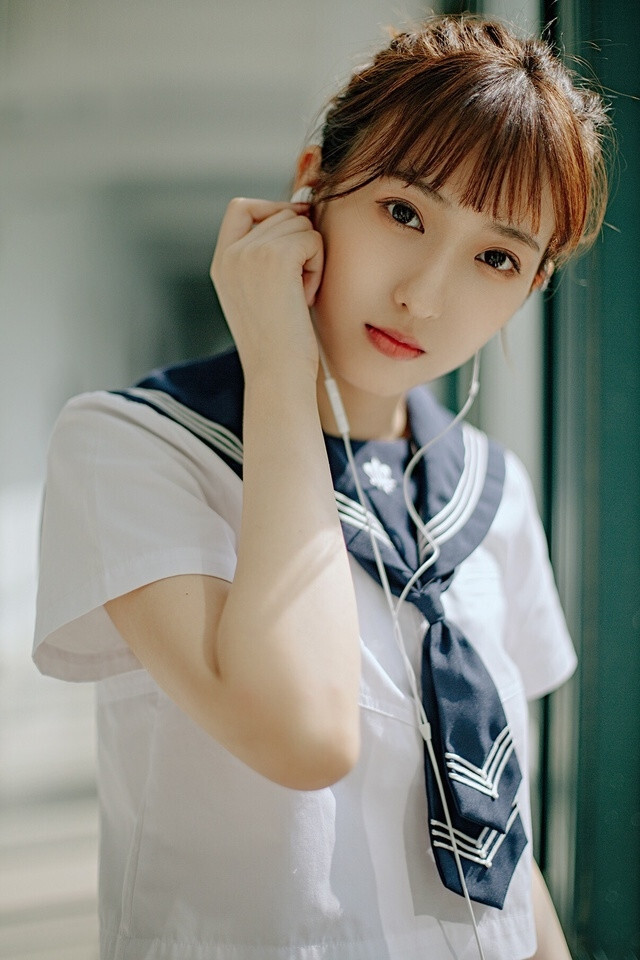 制服美少女漂亮白皙纯净空灵校园写真图片