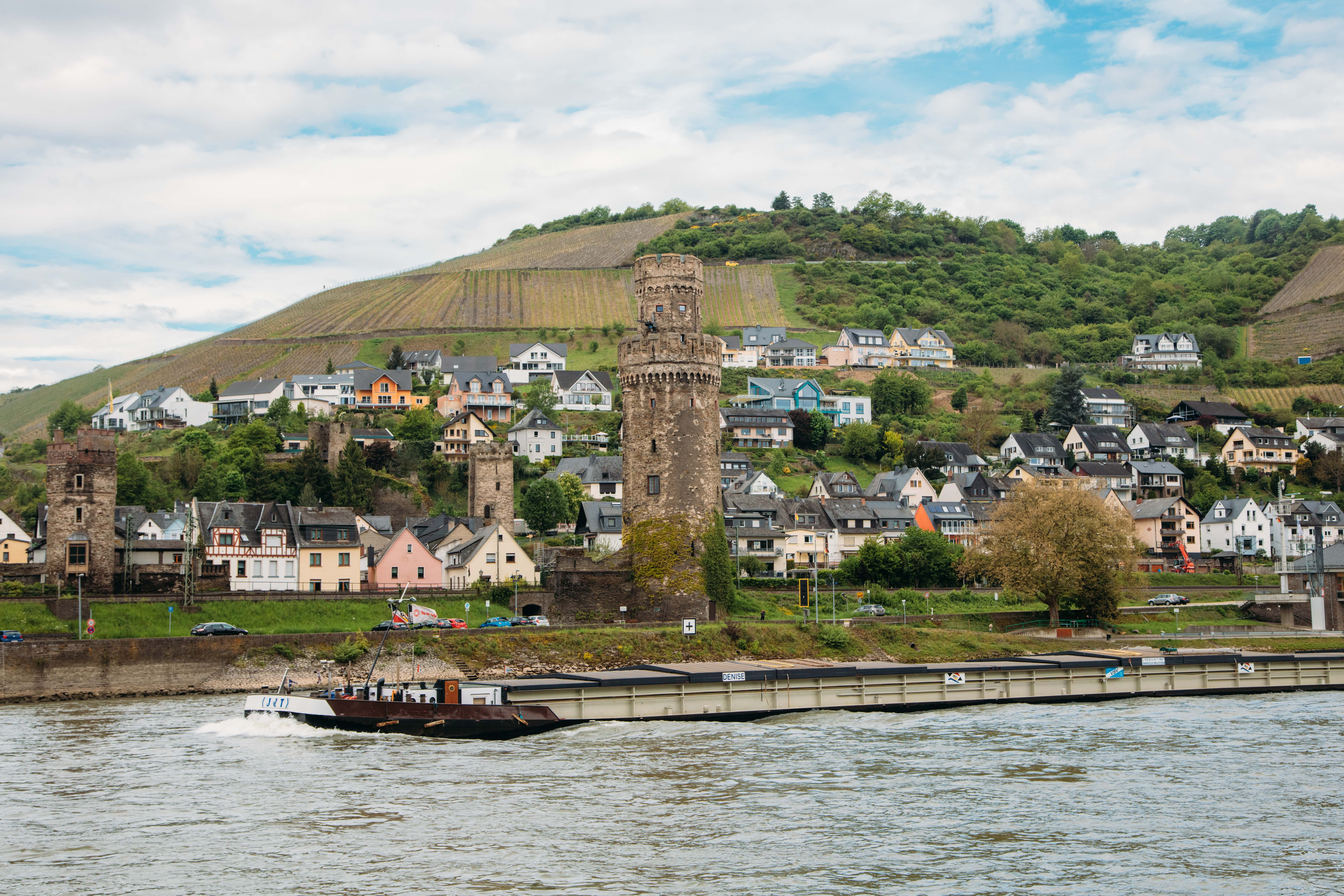 莱茵河两岸的许多重要城市,如美因茨,科布伦茨,波恩,诺伊斯和科隆