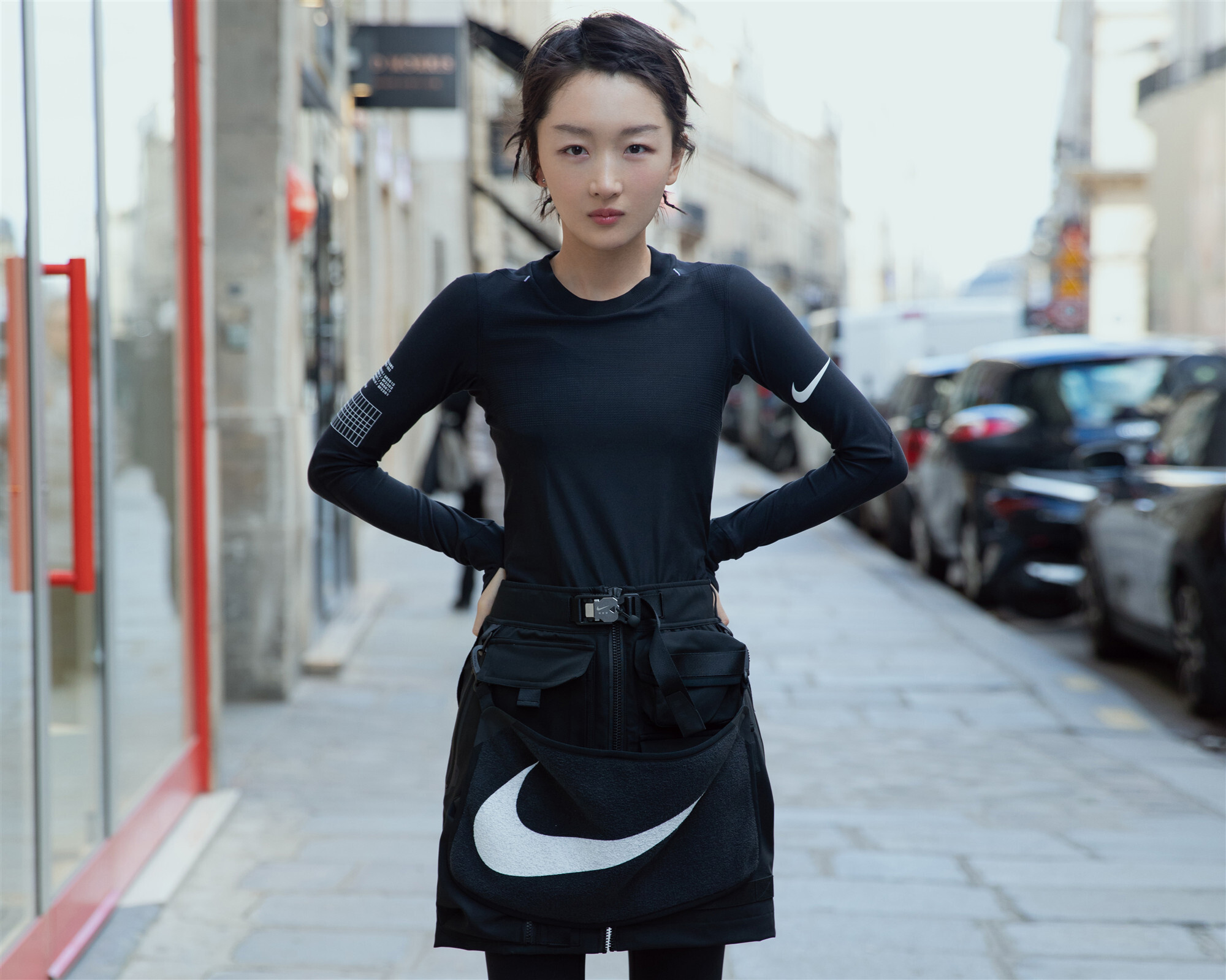 周冬雨巴黎观秀 演绎运动街头潮流