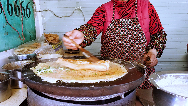 农村大妈工地旁卖煎饼果子一个4元称一天挣600真的累