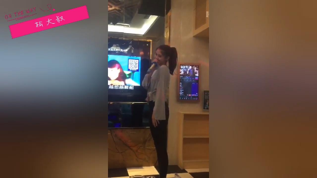 ktv美女翻唱一首qq爱真的太魔性了前奏一起就是回忆