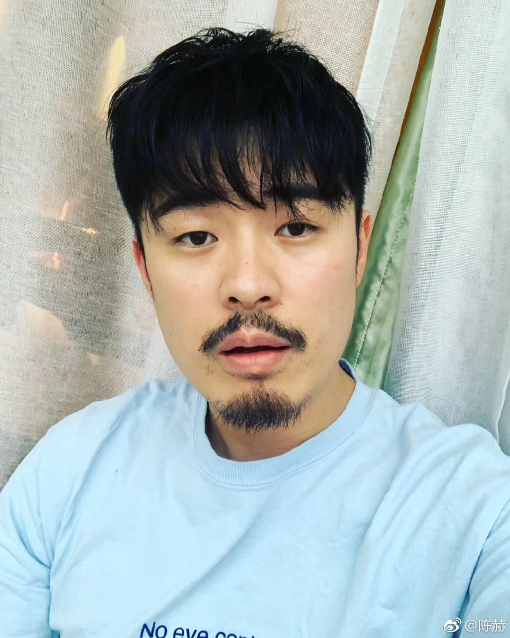 陈赫在线剃胡子,网友:年轻版赤赤回来了