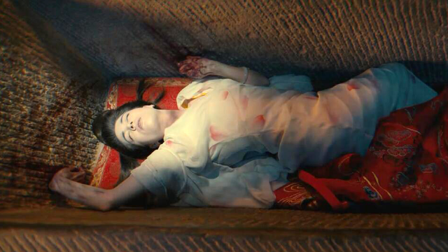 美女假装死去被放进棺材里后悲剧发生了
