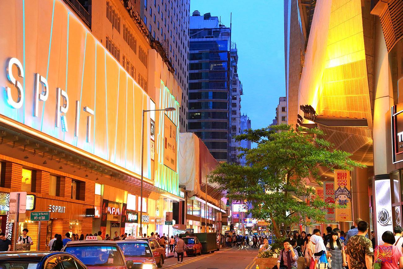 旺角位于九龙半岛的北部,堪称是香港最热门的购物地之一,无论是本地人