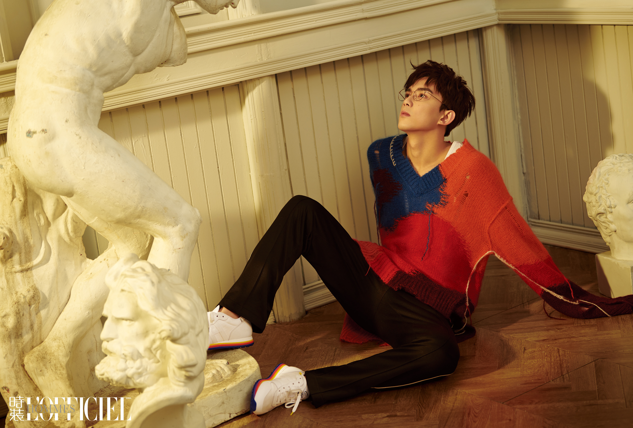 今日吴磊的最新杂志图曝光,整组大片都突显了吴磊的贵族气质,封面图中