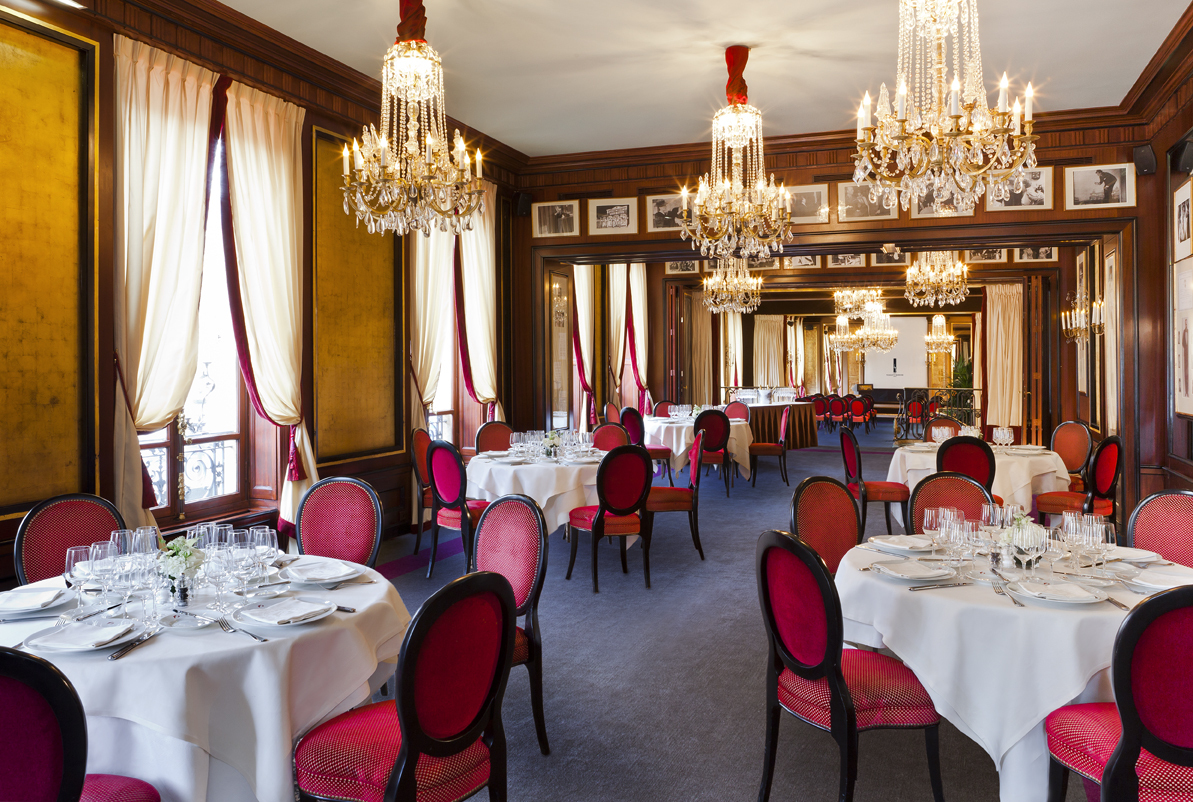 世界名流最爱的巴黎餐厅,被"黄马甲"烧毁