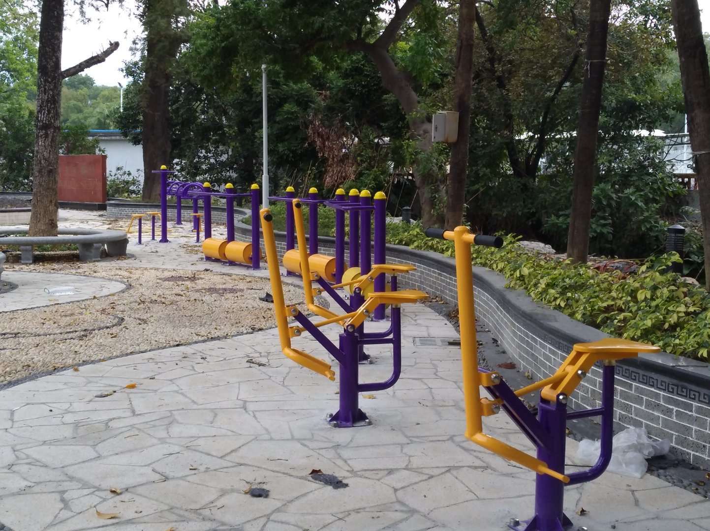 发现新大陆江门新会人民公园安装给力体育健身设施,游乐设施市民锻炼