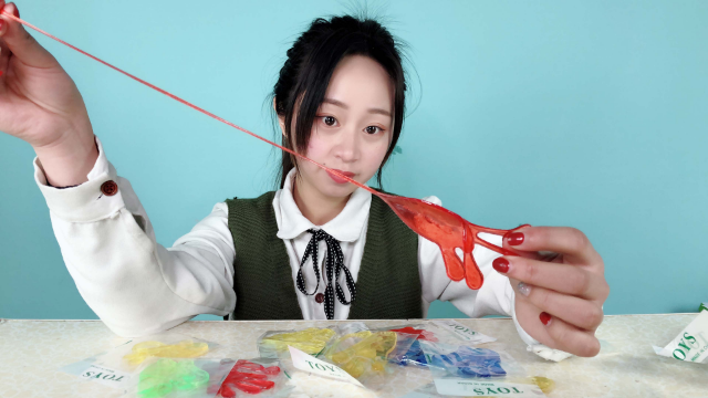 妹子试玩“童年整蛊玩具”，你小时候玩过吗？超级黏黏手！_凤凰网视频_凤凰网