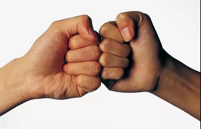 我用力一握拳会捏死手上的细菌吗