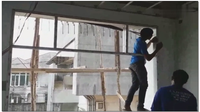 工人正在安装铝合金窗活干一半有点不对仔细一看气坏了