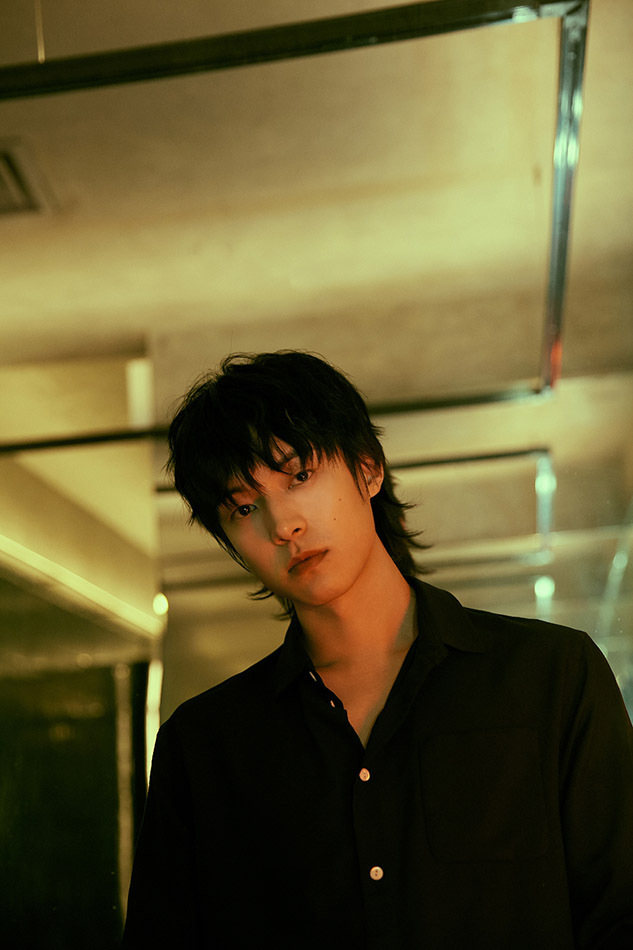 近日,魏天浩曝光最新写真,新造型神秘而复古.